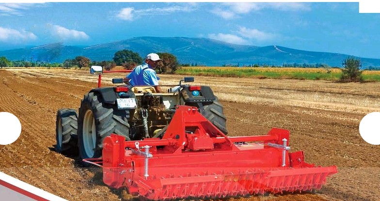 Tracteur agricole avec herse rotative