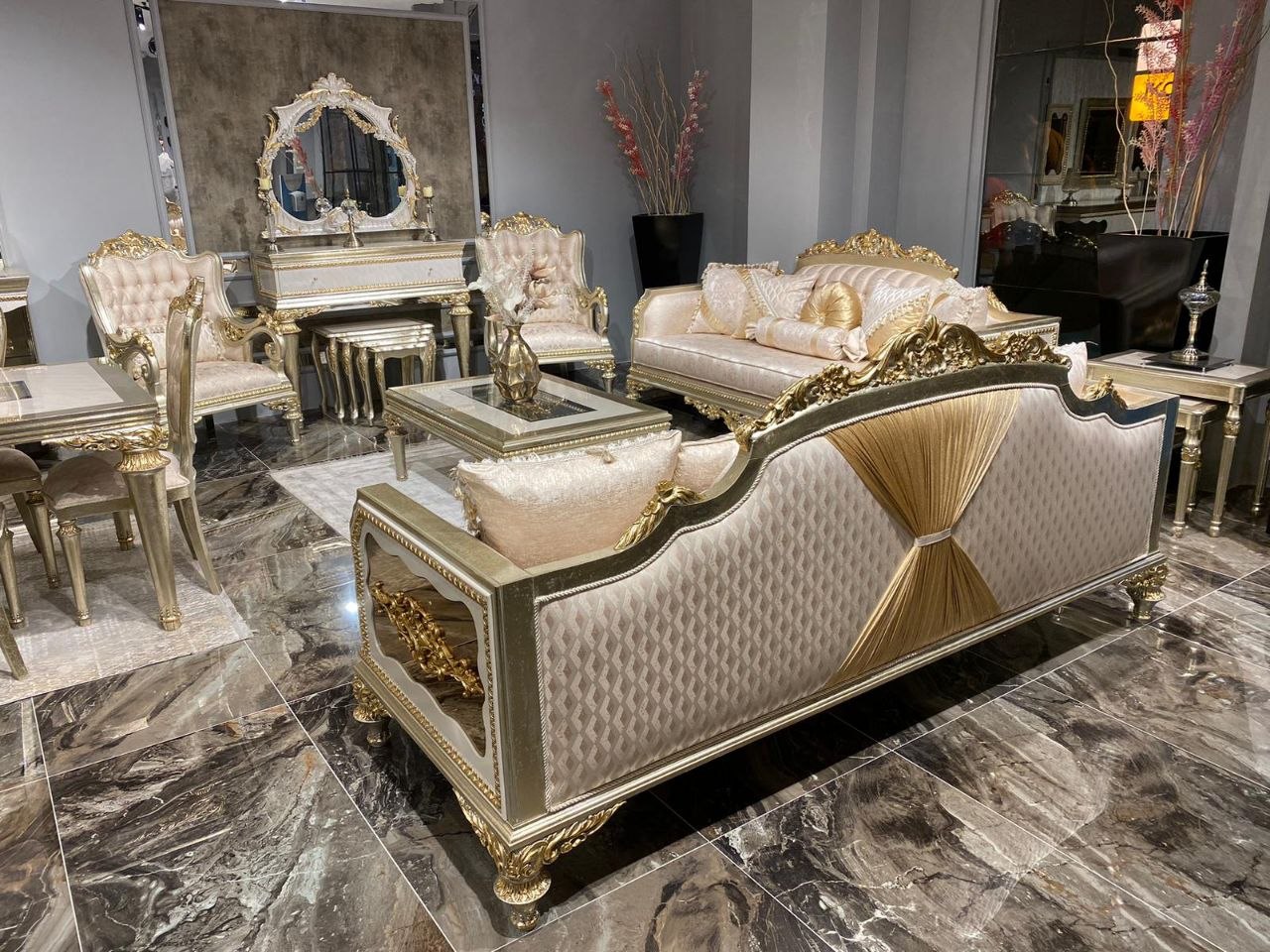 Salon baroque — Doré et rose poudré