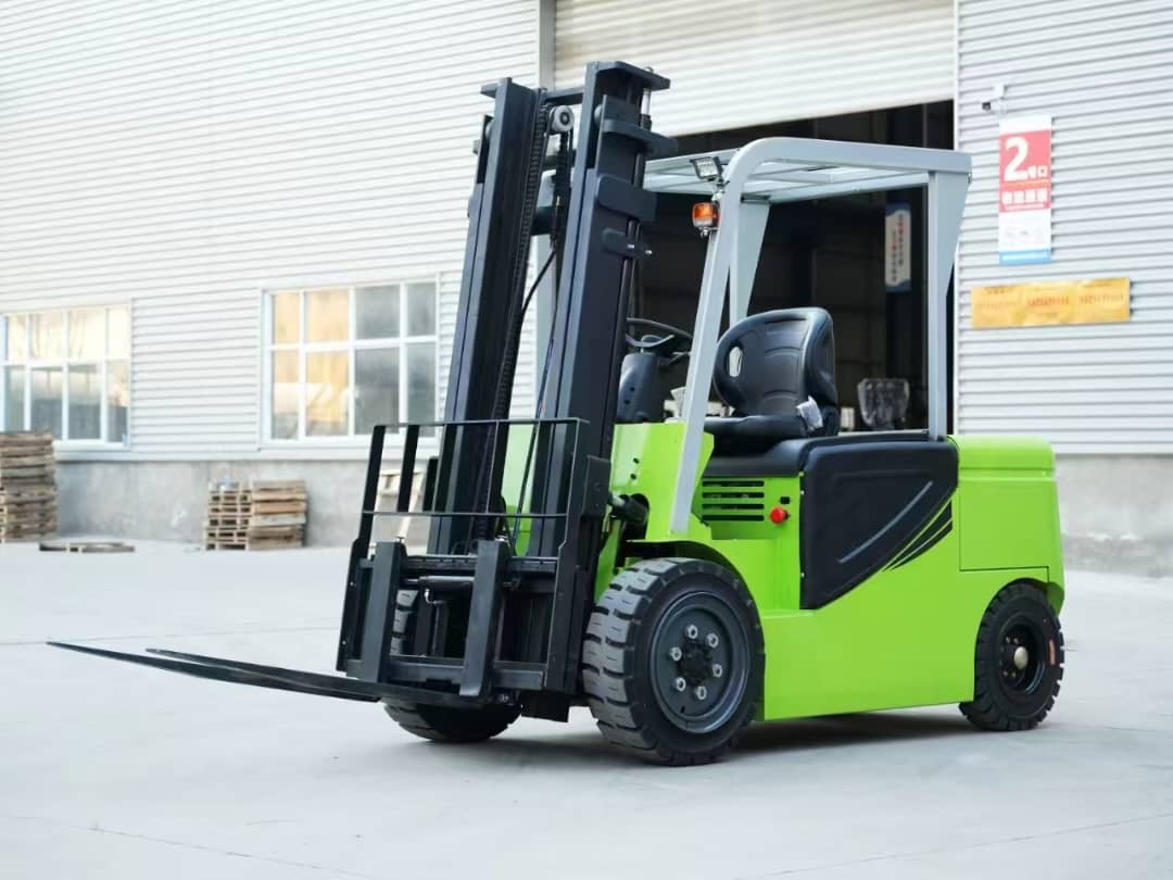 Chariot élévateur vert — Manutention industrielle